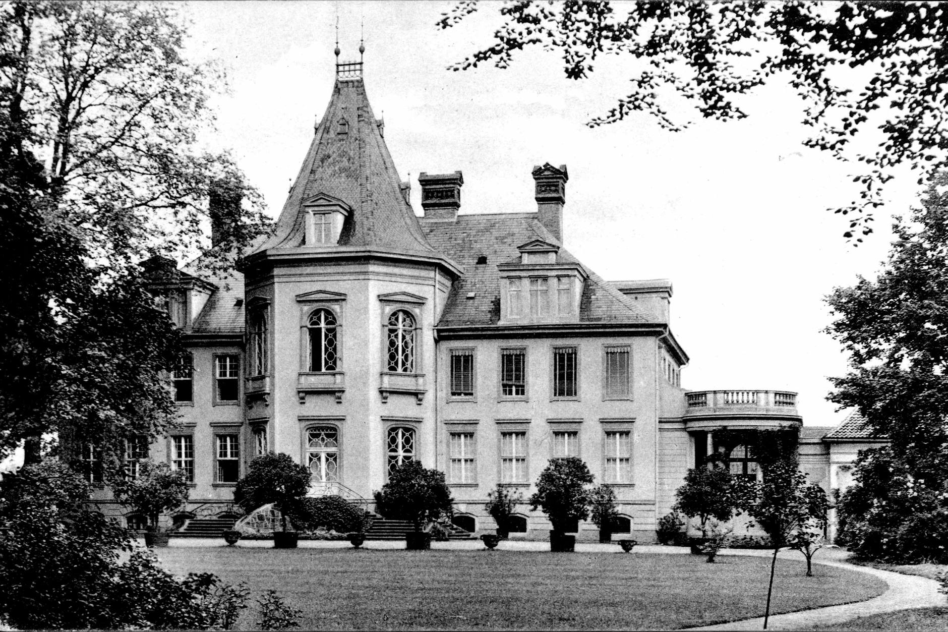 Schöneiche bei Berlin, Blick auf das Schloss mit Einfahrt 1915