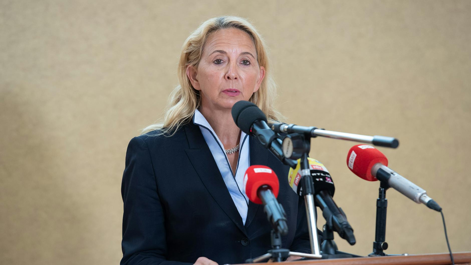 Berlins Polizeipräsidentin Barbara Slowik musste die Beamten jetzt wieder vertrösten.