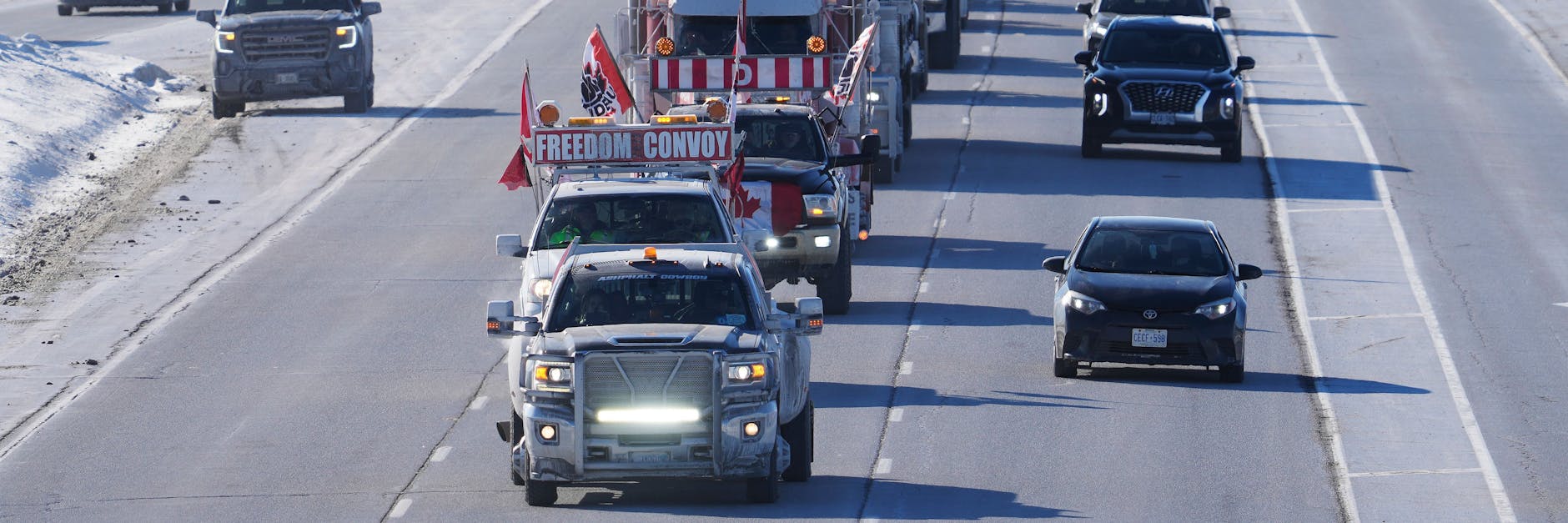 Nach einer tagelangen Fahrt durch Kanada ist ein Konvoi aus Hunderten Lastwagen am Wochenende in der Hauptstadt Ottawa eingetroffen, um gegen Corona-Maßnahmen und Impfvorschriften zu demonstrieren.