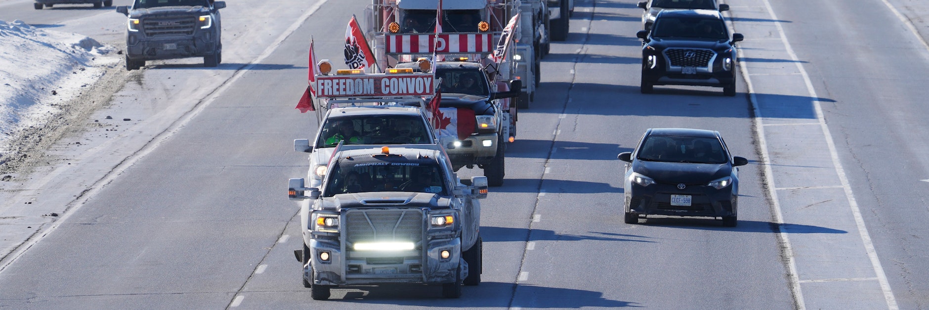 Nach einer tagelangen Fahrt durch Kanada ist ein Konvoi aus Hunderten Lastwagen am Wochenende in der Hauptstadt Ottawa eingetroffen, um gegen Corona-Maßnahmen und Impfvorschriften zu demonstrieren.