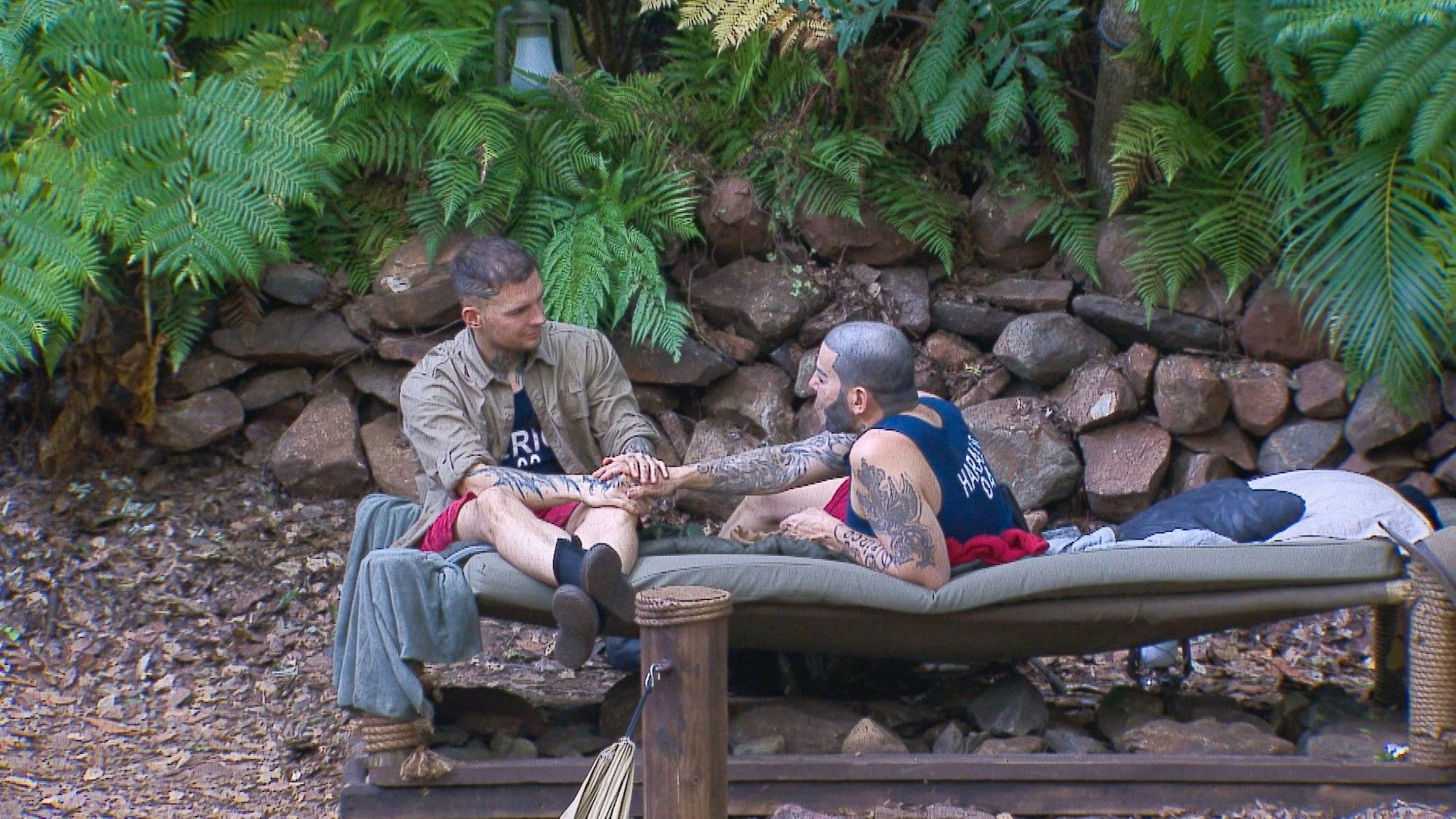 Eric Stehfest und Harald Glööckler bei Eso-Talk im Dschungelcamp.