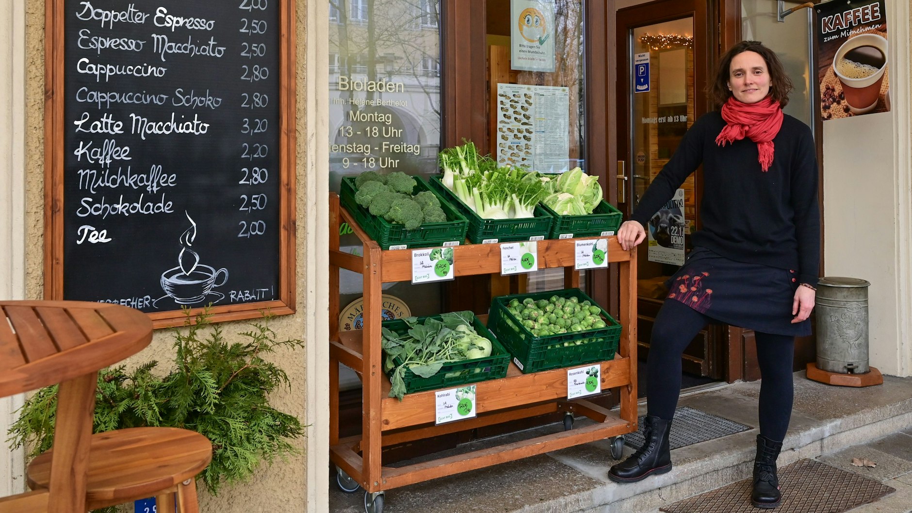  Helene Berthelot, Chefin vom Bioladen Calendula, steht am Eingang zu ihrem Geschäft.