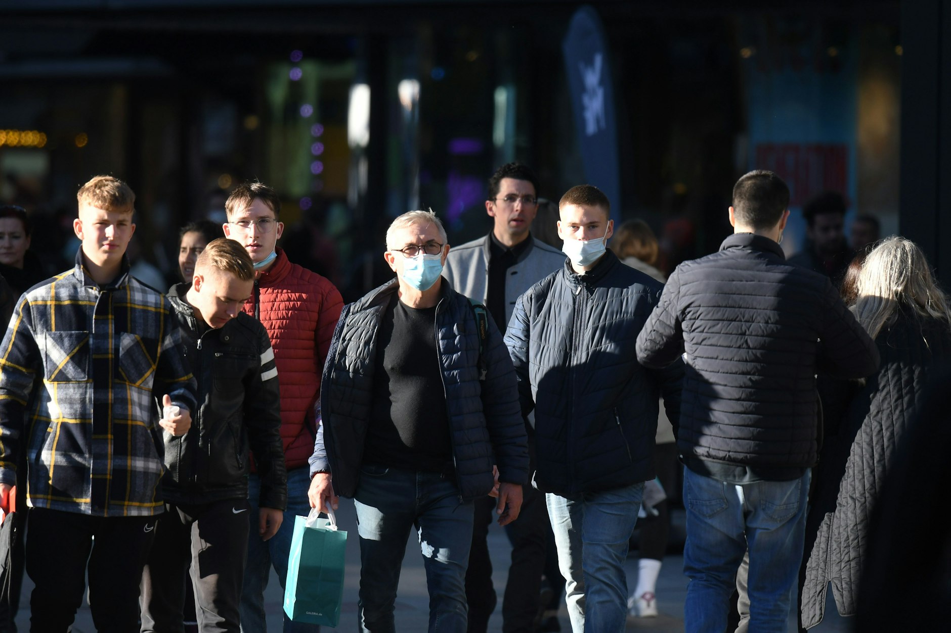 Passanten am Berliner Kudamm im Oktober 2021