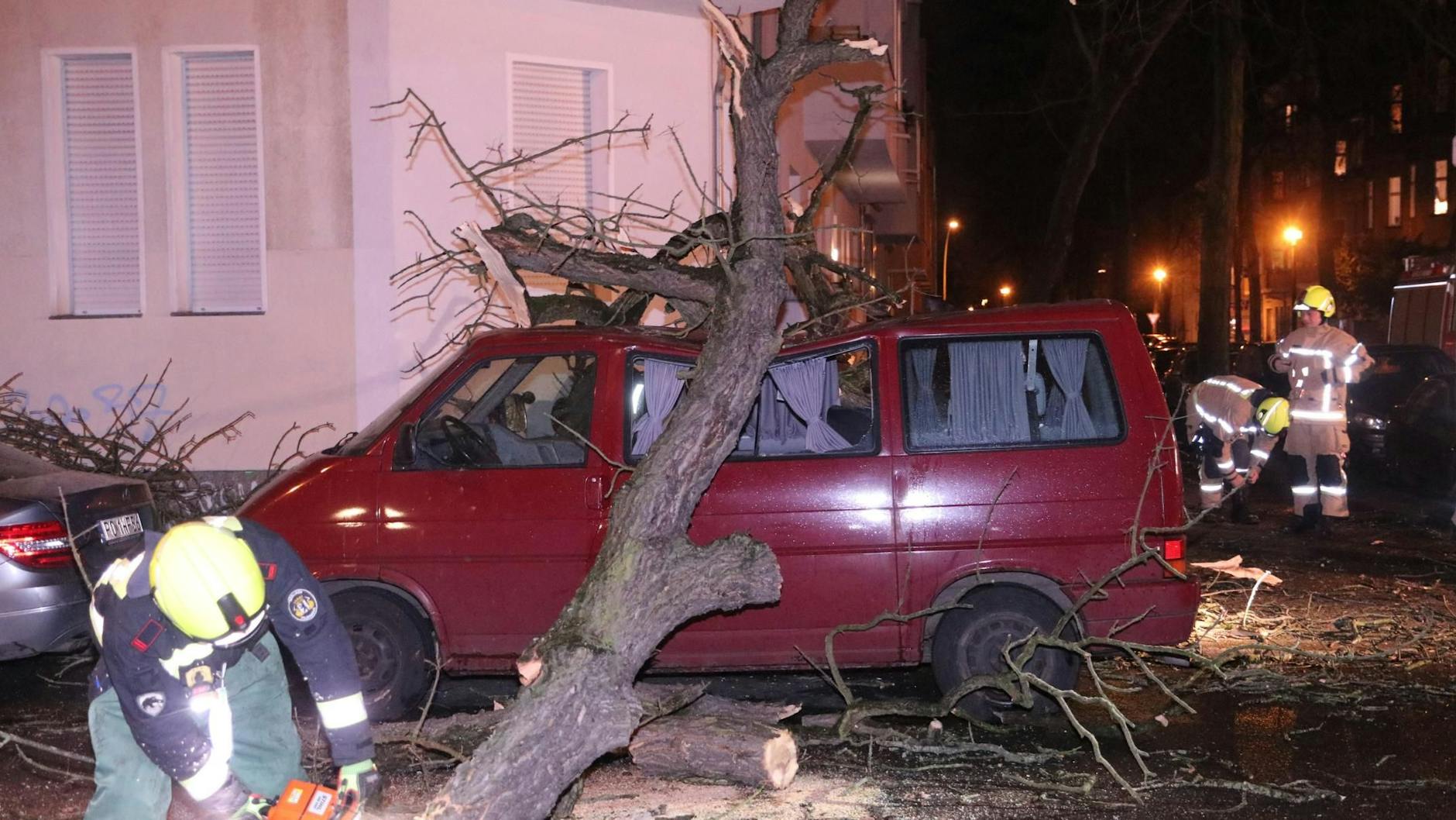Die Berliner Feuerwehr im Einsatz in Treptow.