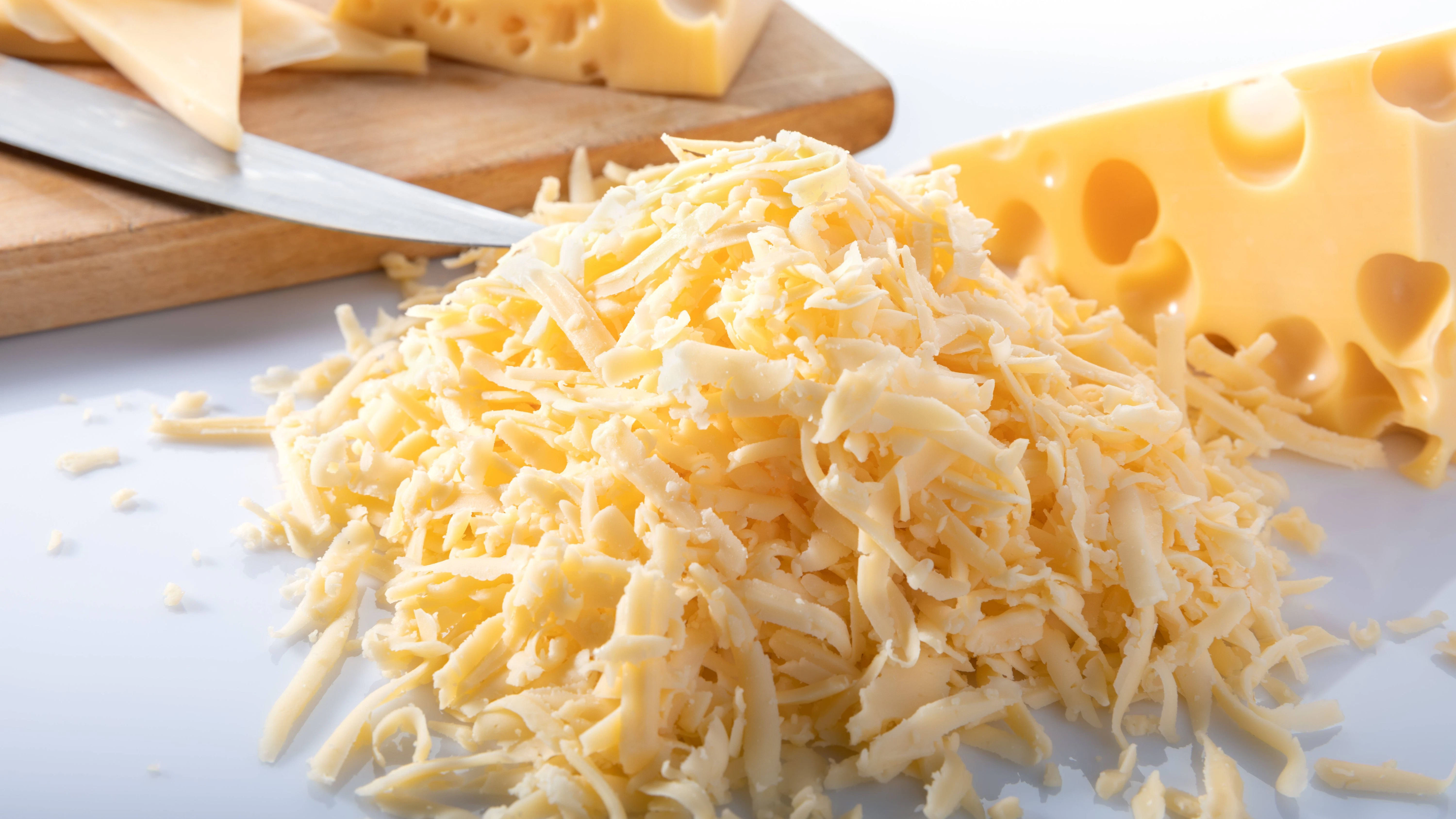 Geriebener Käse macht so viele Gerichte besser: Auch diesen Auflauf mit Rosenkohl und Hackbällchen.