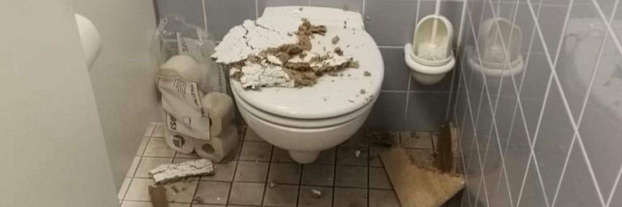 Im Januar 2020 berichtete der KURIER über einen Vorfall beim Staatsschutz: In Tempelhof fielen Deckenteile in den Toiletten herunter.