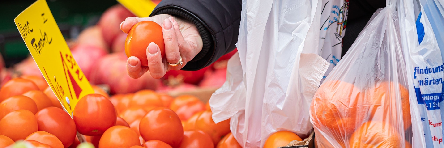 Tomaten sind in Berlin binnen eines Jahres um mehr als ein Fünftel teurer geworden.