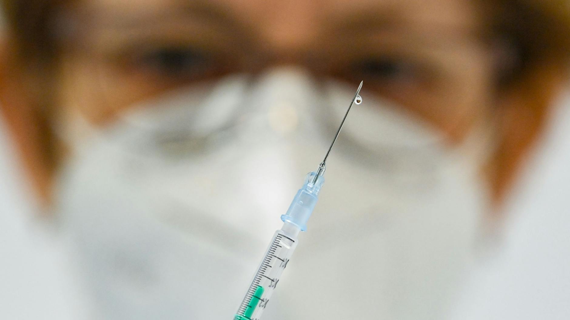 Bei der Pflege-Impfpflicht wollen die Gesundheitsminister der Länder ein gestuftes Verfahren (Symbolbild).