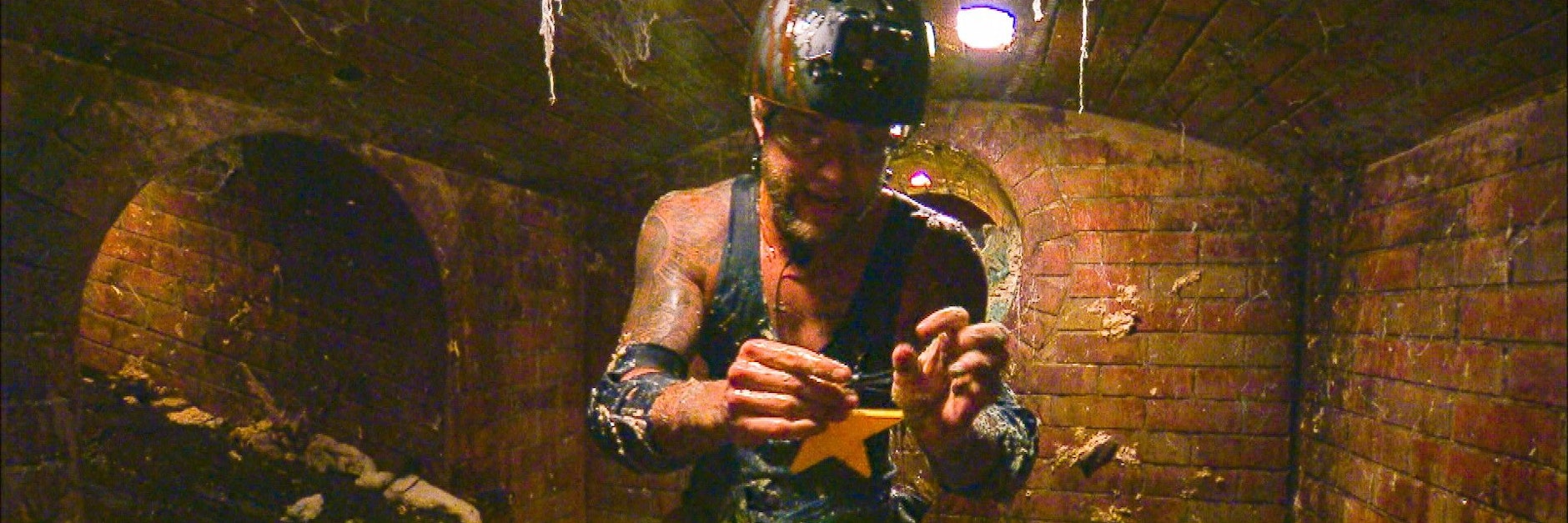 Dschungelcamp: Filip Pavlovic kroch in der Prüfung durch die Kanalisation.