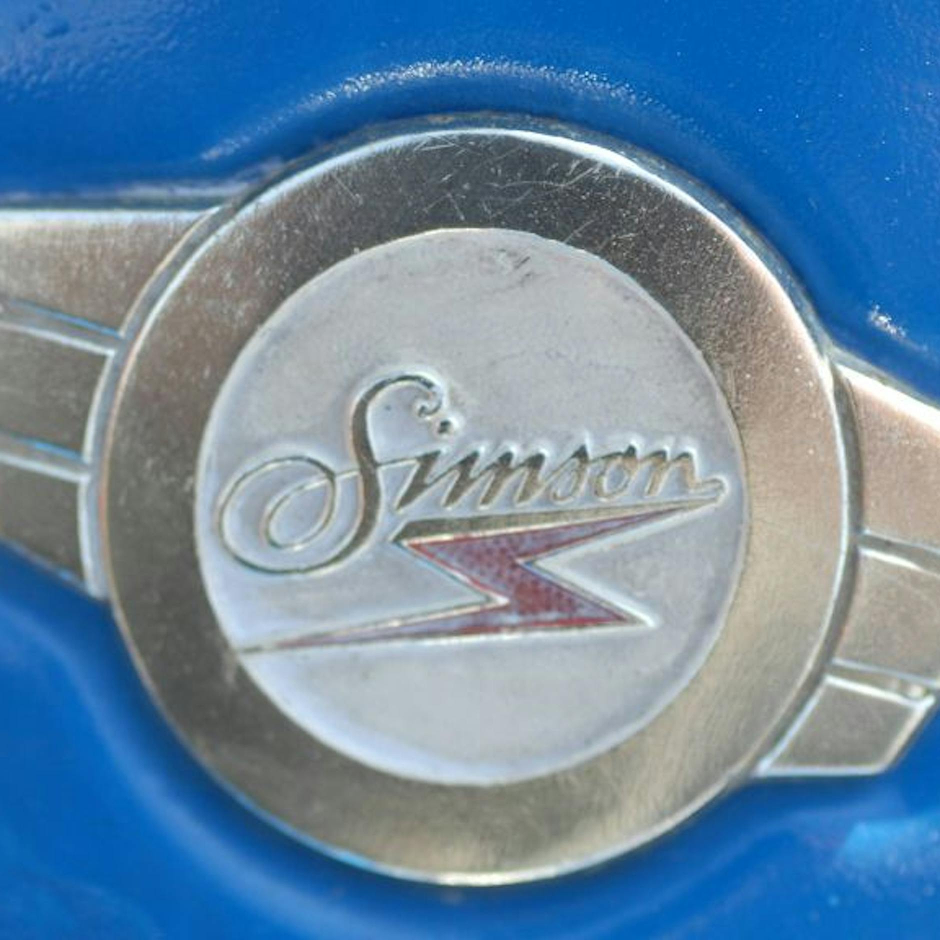 Klingt irre, ist aber kein Witz: Kult-Mopeds von Simson gibt’s jetzt als Parfüm! Wollen SIE wie die Knatterkiste aus der DDR riechen?