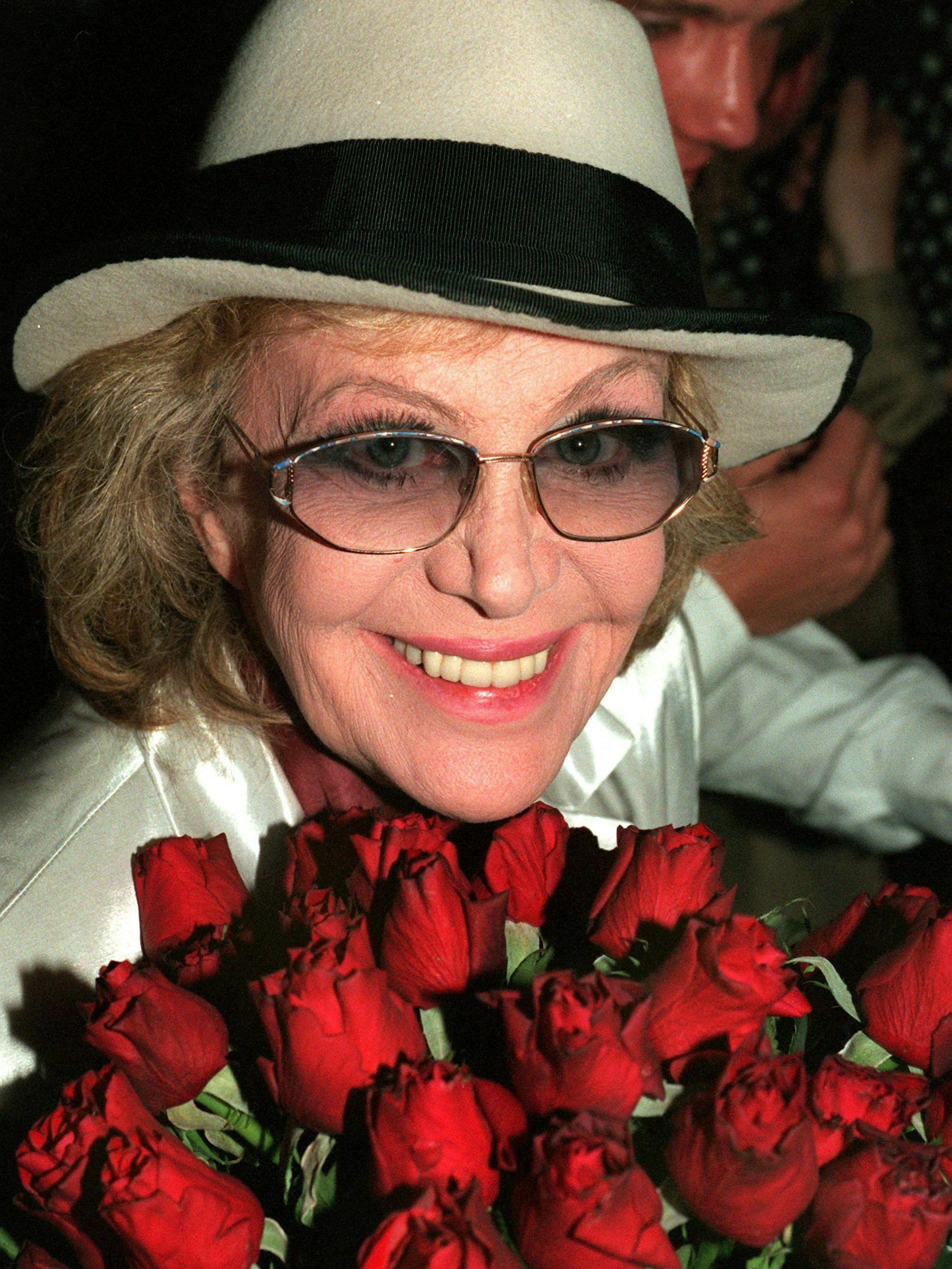 Berlin, 1995. Rote Rosen für Hildegard Knef im Berliner Wintergarten zur Premierenfeier ihres Films „Für mich soll's rote Rosen regnen“.