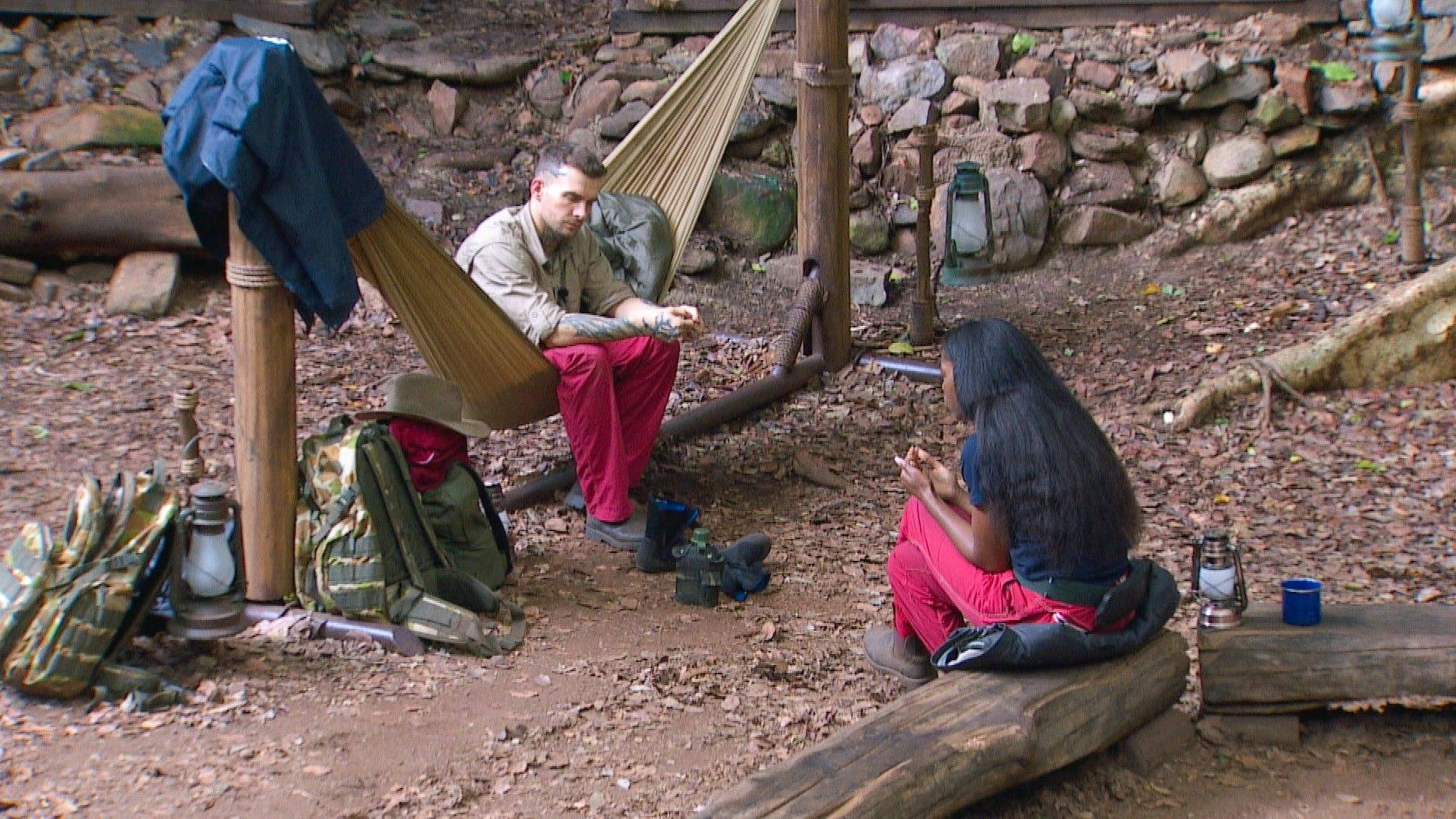 Linda Nobat stellt Eric Stehfest im Dschungelcamp zur Rede.