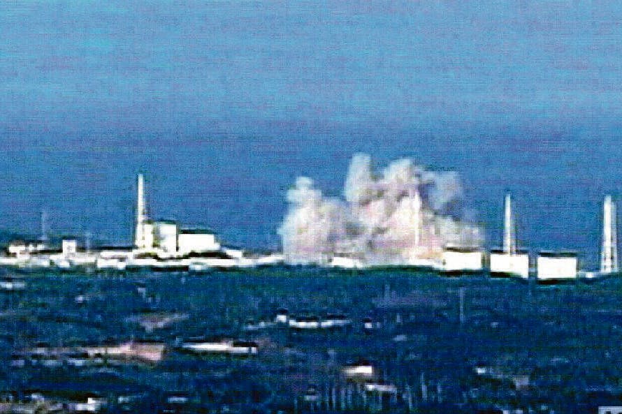 Dieses (unscharfe) Videostandbild vom 15. März 2011 zeigt eine Explosion im havarierten Atomkraftwerk Fukushima in Japan. 
