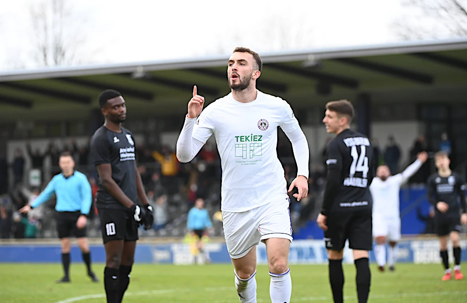 Während Lirim über seinen Treffer zum zwischenzeitlichen 2:0 für Tennis Borussia jubelte, waren Altglienickes McMoordy King Hüther (l.) und Tim Häußler (r.) enttäuscht.