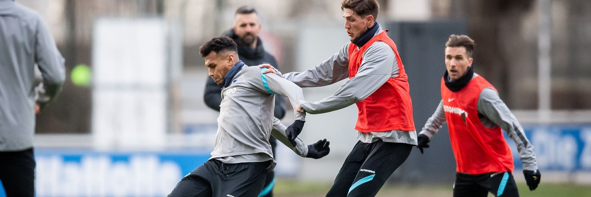 Davie Selke wird von Niklas Stark gestört. Peter Pekarik (r.) und Vedad Ibisevic im Hintergrund beobachten die Szene.