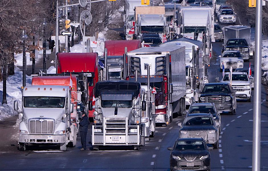 Fahrzeuge des Protestkonvois blockieren die Fahrspuren auf einer Straße in Ottawa.