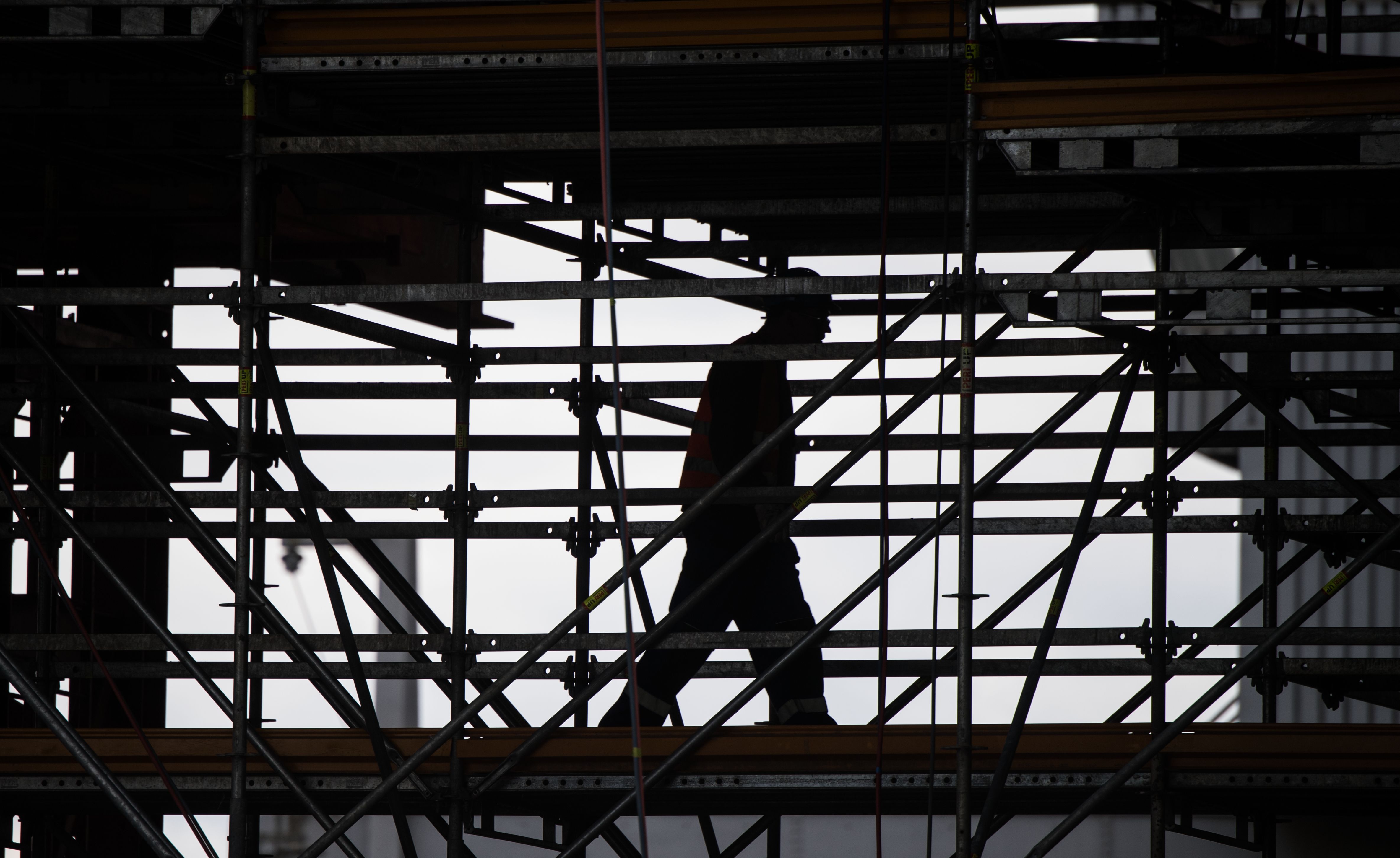 Image - Mehr Kohle für 30.000 Berliner Bauarbeiter! Ran an die Buletten, Jungs, und 500 Euro Corona-Prämie abgreifen. SO kommt man an das Geld ran