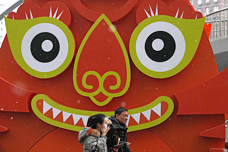 Peking: Passanten vor einer Tiger-Dekoration.