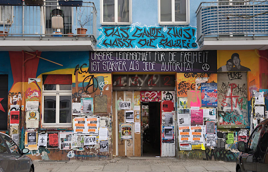 Im Erdgeschoss der Rigaer Straße 94 befindet sich die Autonomen-Kneipe „Kadterschmiede“. In einer Woche wird erneut über eine Räumung des Vereins verhandelt.