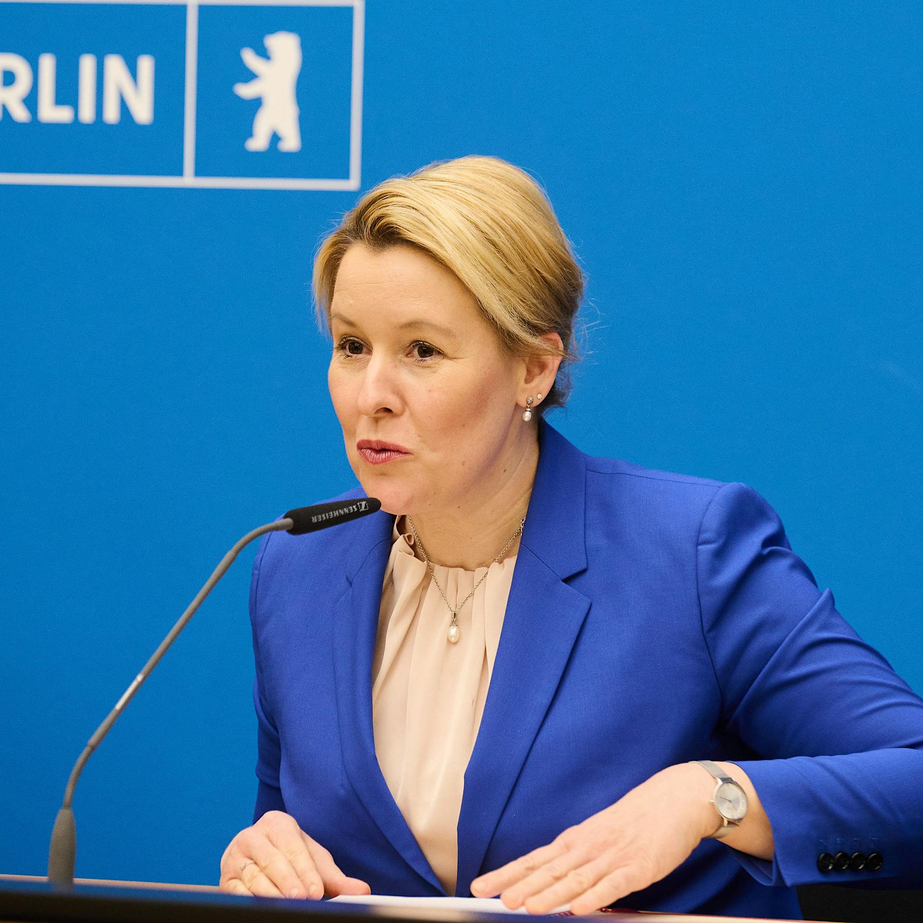 Arbeiten mit Infektion? Wenn es beim Personal ganz eng wird, schließt die Regierende Bürgermeisterin „Arbeitsquarantäne“ nicht aus