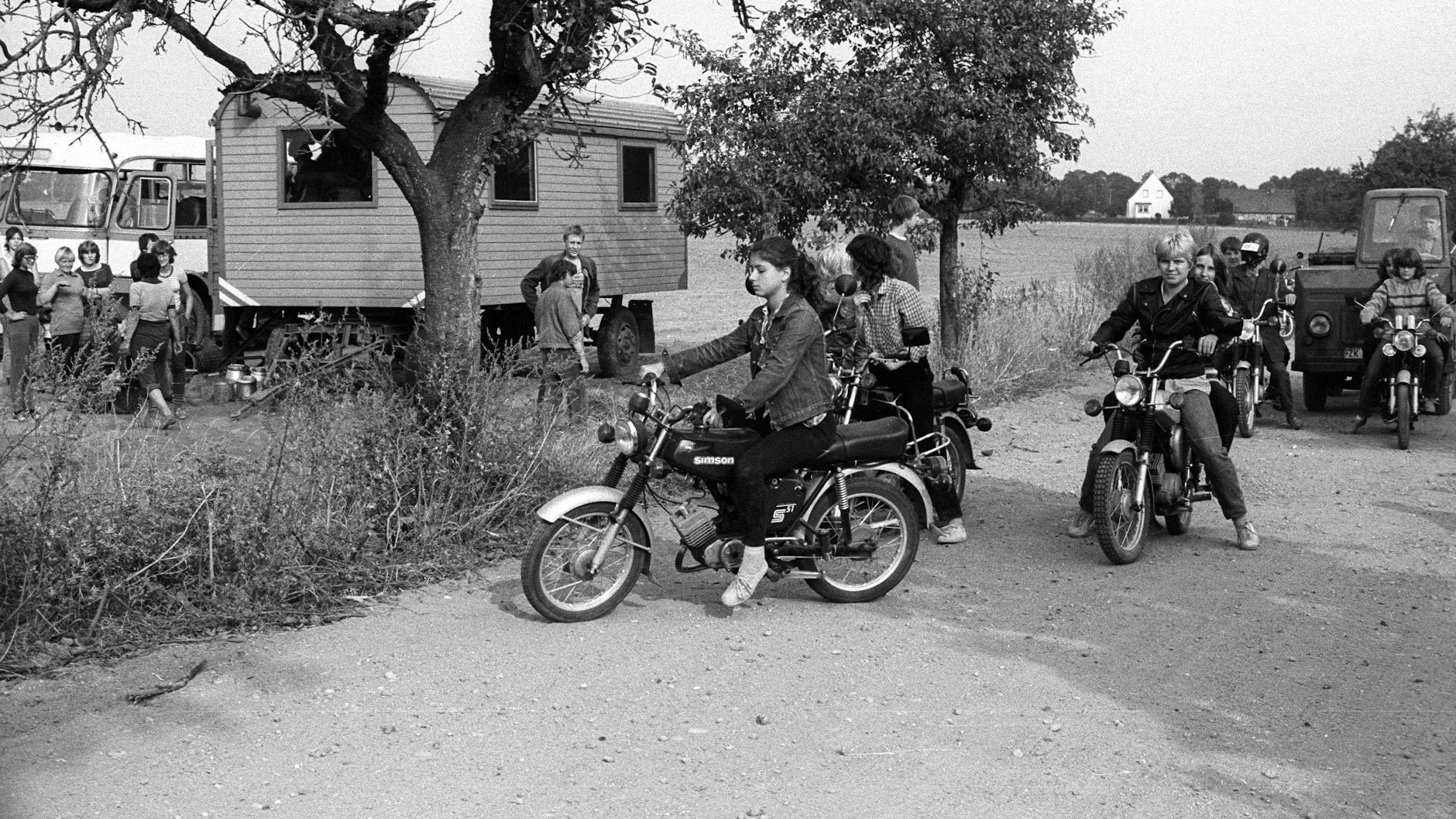 Jugendliche mit ihren Mopeds nach ihrem Einsatz während der Kartoffelernte der LPG Dahme.