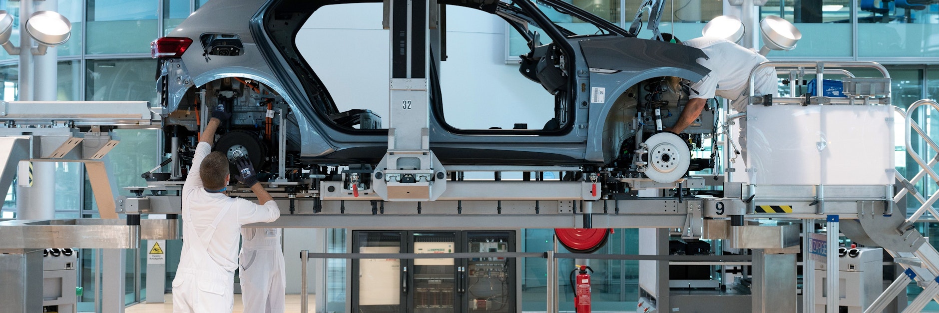 Ein Elektro-VW wird in Dresden montiert.