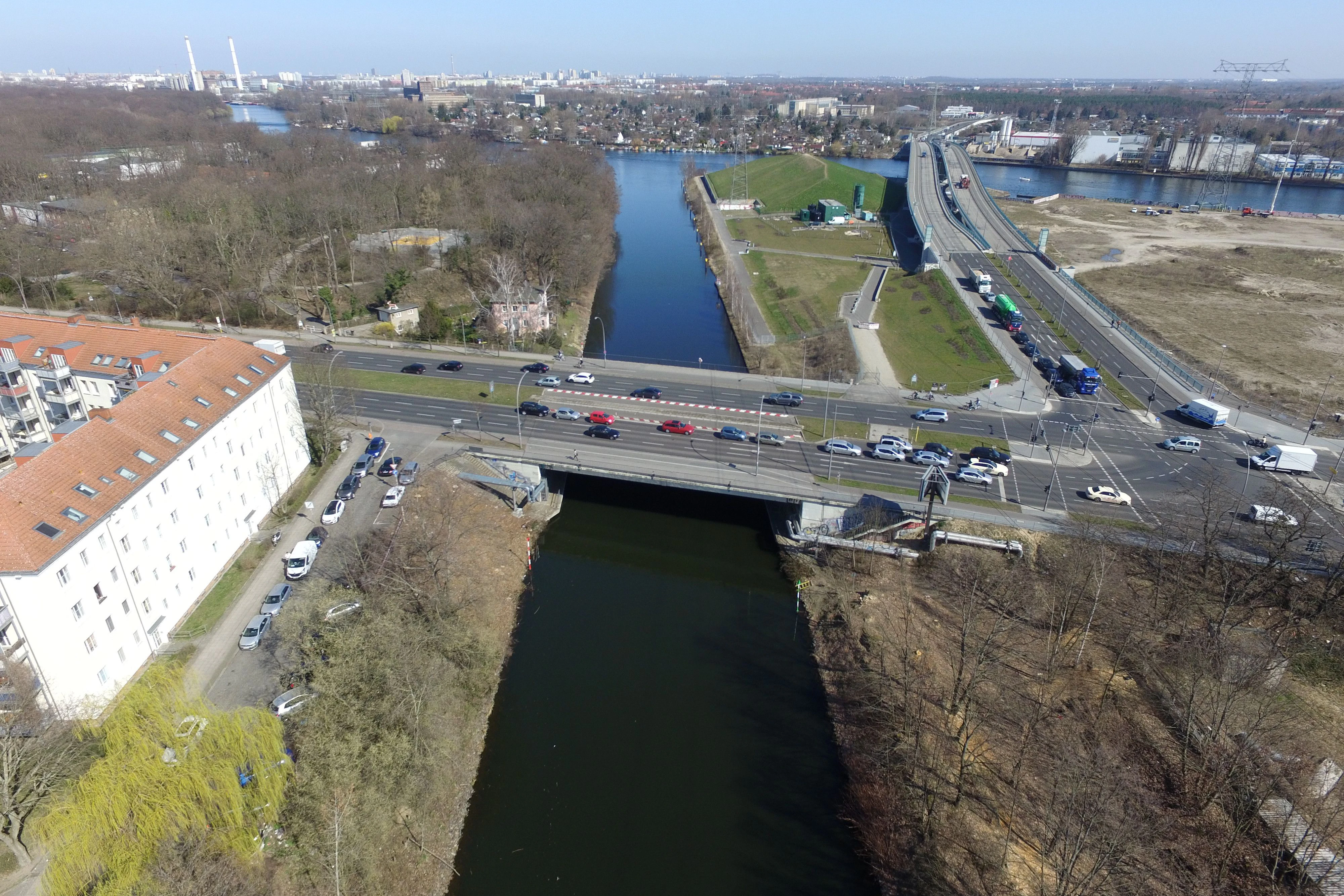 Vor dem Beginn der Bauarbeiten: Im Südosten Berlins führt die Marggraffbrücke die Köpenicker Landstraße über den Britzer Verbindungskanal. Bis 2026 wird sie in zwei Etappen abgerissen und neu errichtet. Links die Minna-Todenhagen-Brücke und ein begrünter Berg, die Abraumhalde der früheren Kali-Chemie in Niederschöneweide.