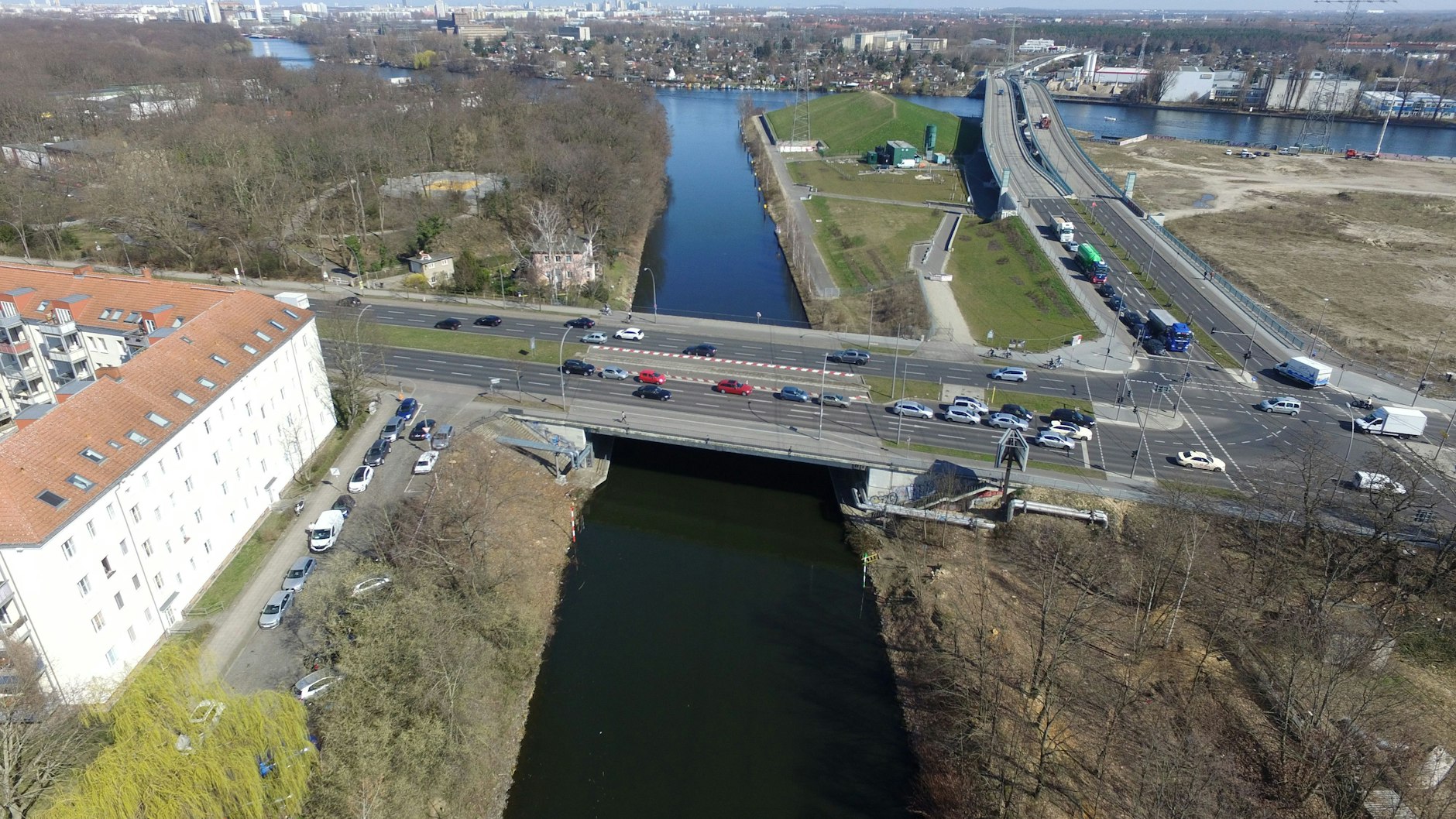 Die Marggraffbrücke führt die Köpenicker Landstraße über den Britzer Verbindungskanal. In der Mitte lagen einst Tramgleise. Im Hintergrund die Spree mit der Minna-Todenhagen-Brücke.