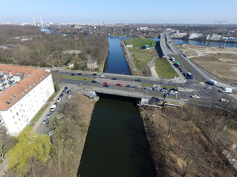 Die Marggraffbrücke führt die Köpenicker Landstraße über den Britzer Verbindungskanal. In der Mitte lagen einst Tramgleise. Im Hintergrund die Spree mit der Minna-Todenhagen-Brücke.
