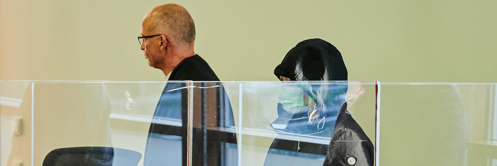 Iris R. (52) mit ihrem Verteidiger Henry Timm beim Mordprozess vorm Landgericht in Potsdam.