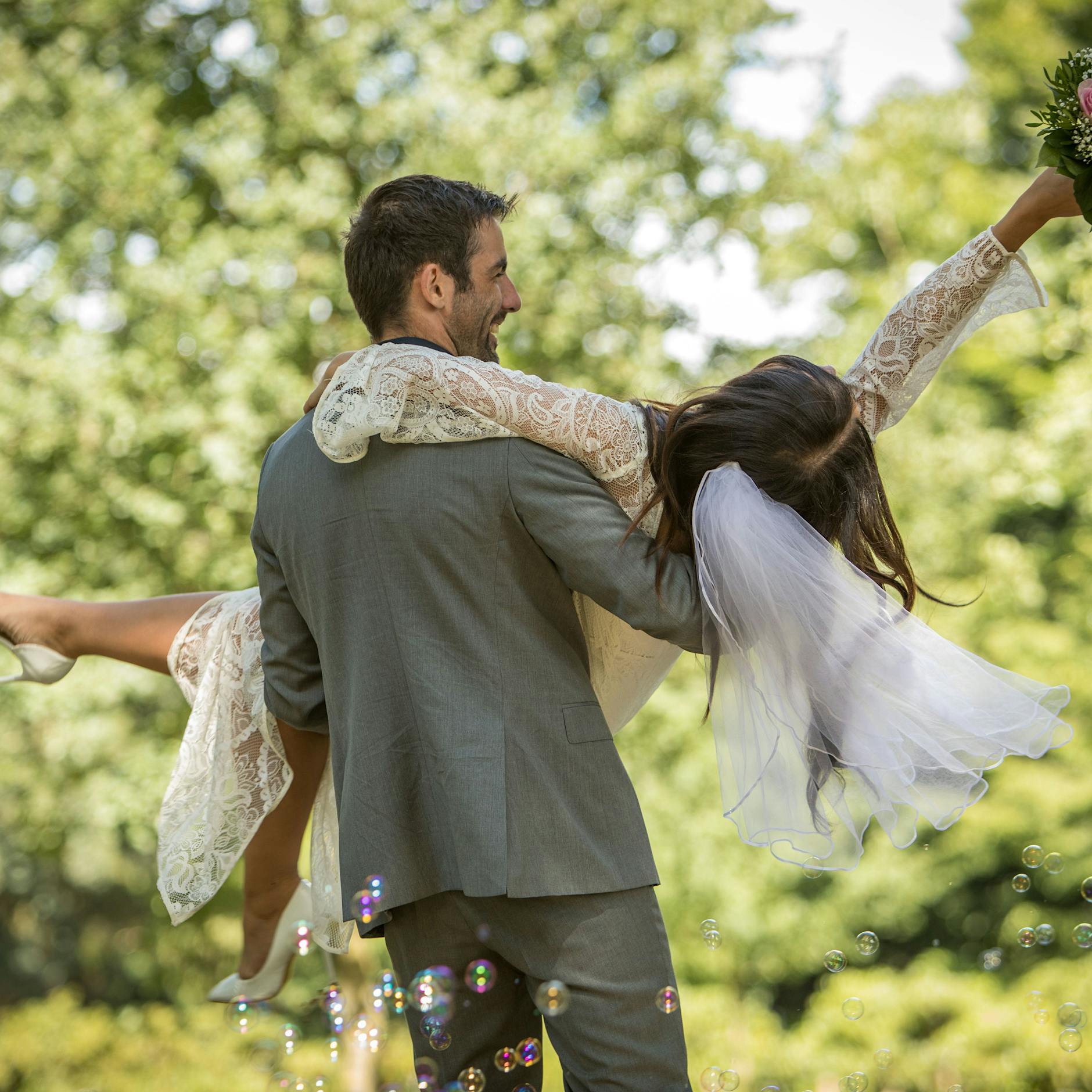 DARUM kann es für Ehen gefährlich sein, wenn man am 2.2.2022 heiratet