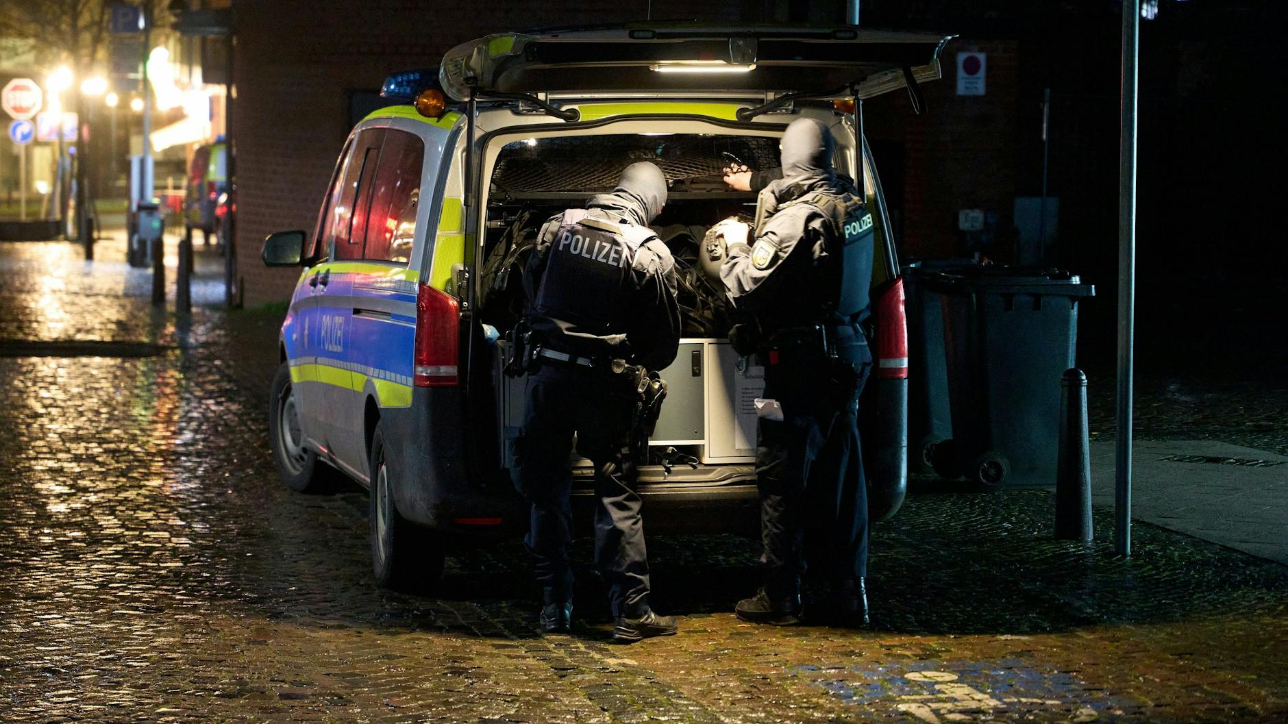 Sulzbach: Polizeibeamte sind in der Innenstadt im Einsatz. Nach tödlichen Schüssen auf zwei Polizisten in der Pfalz wurden die beiden Verdächtigen in Sulzbach festgenommen.