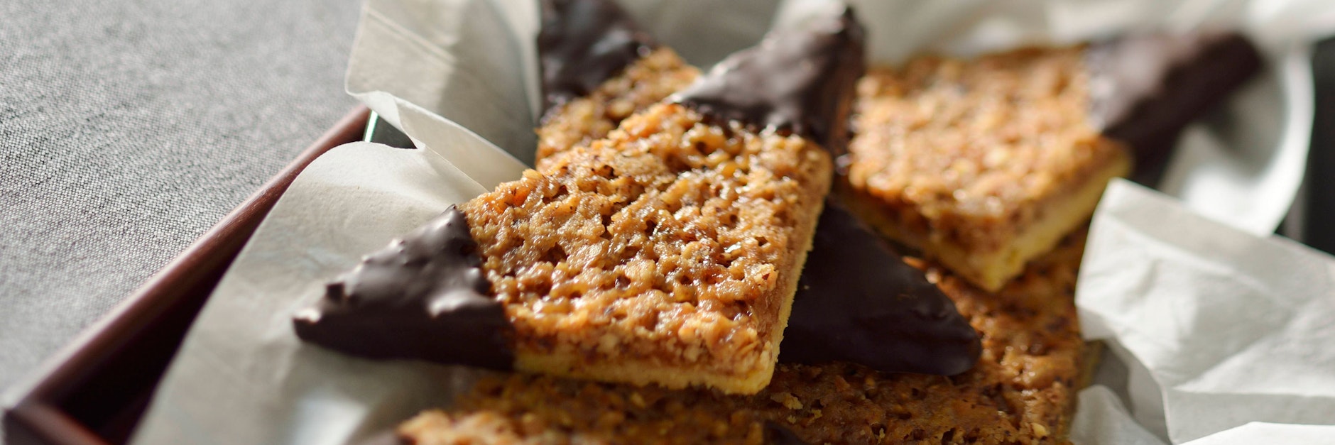 Süß und knusprig – Nussecken sind ein Genuss. Backen Sie sie ganz einfach selbst!
