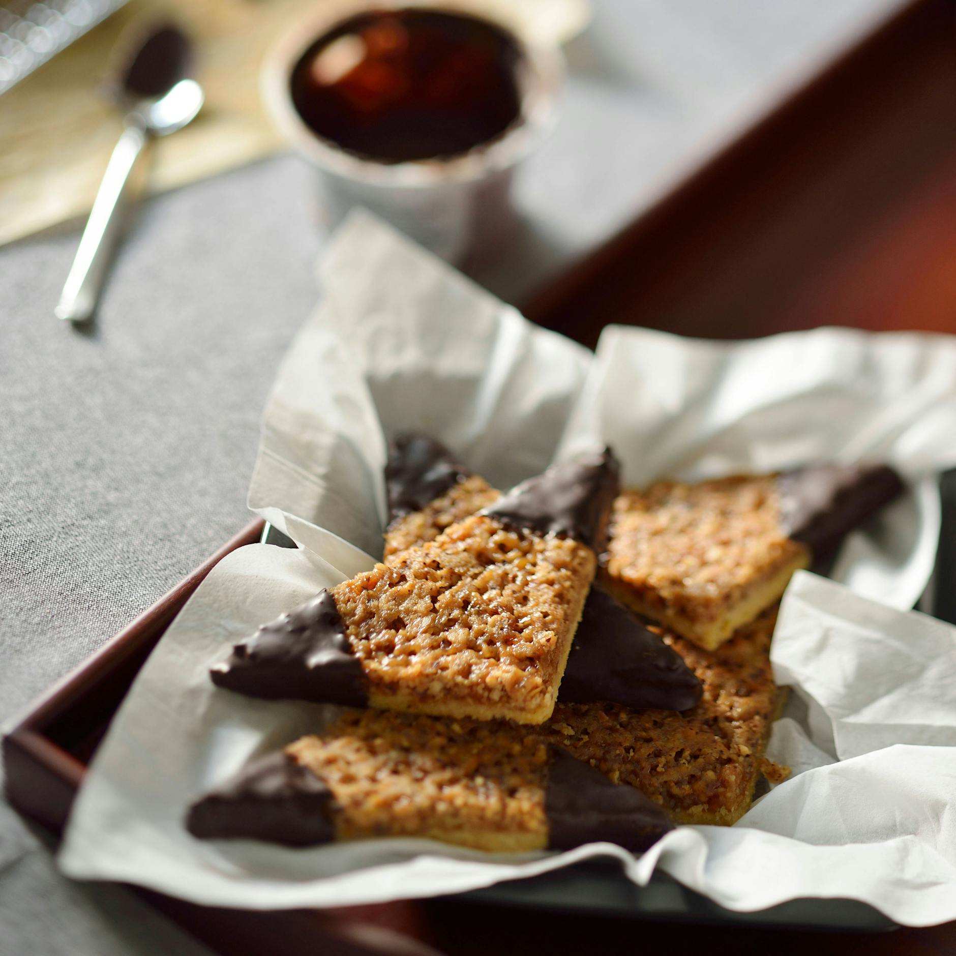 Lecker wie vom Bäcker! Backen Sie knusprige Nussecken mit feiner Schokoglasur doch einfach mal selbst! Hier das Rezept