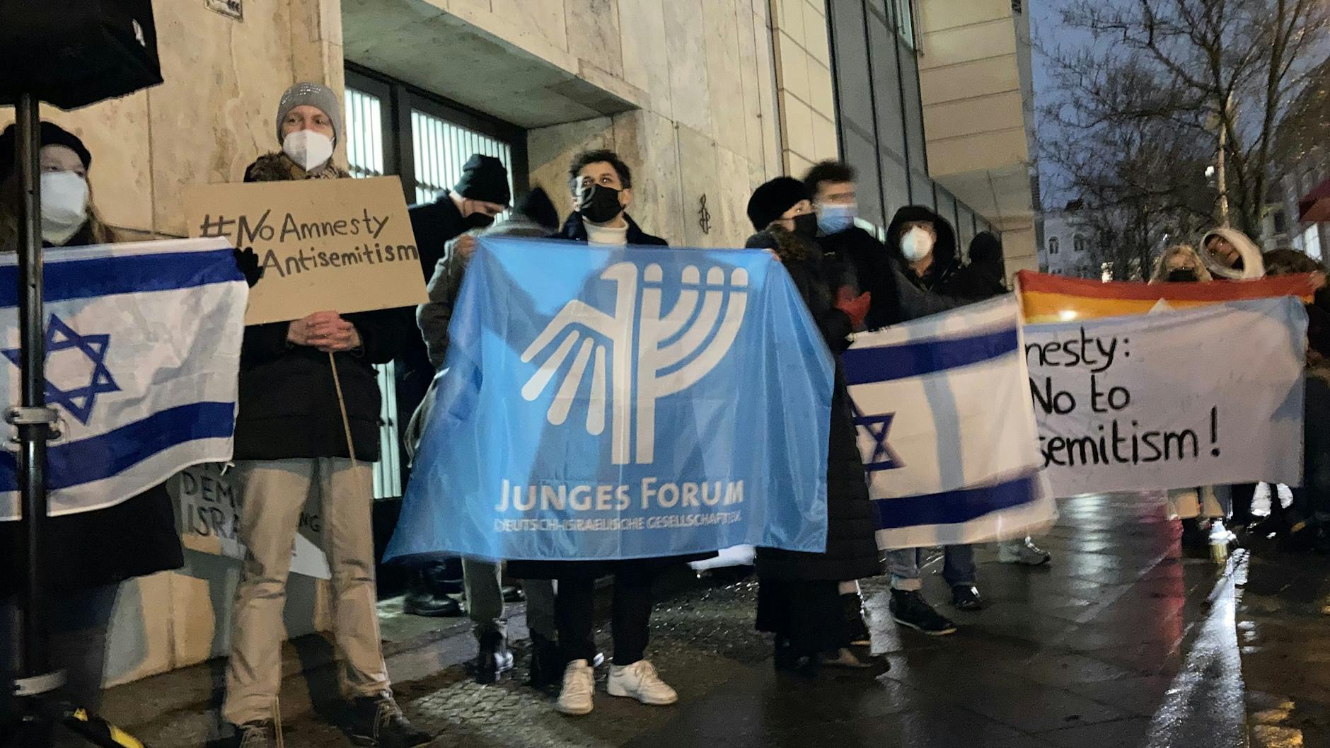 Vor der Deutschland-Zentrale von Amnesty International in der Zinnowitzer Straße demonstrieren Menschen gegen die Dämonisierung von Israel als „Apartheitsstaat“.