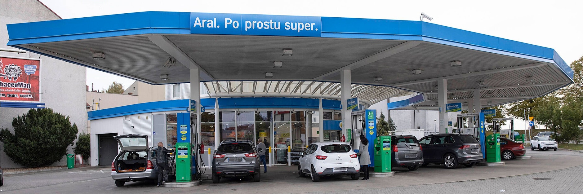 Hochbetrieb durch deutsche Fahrzeuge an den Tankstellen in Slubice. Diese Aral-Tankstelle hatte schon vor dem 1. Februar viele Kunden aus Deutschland.