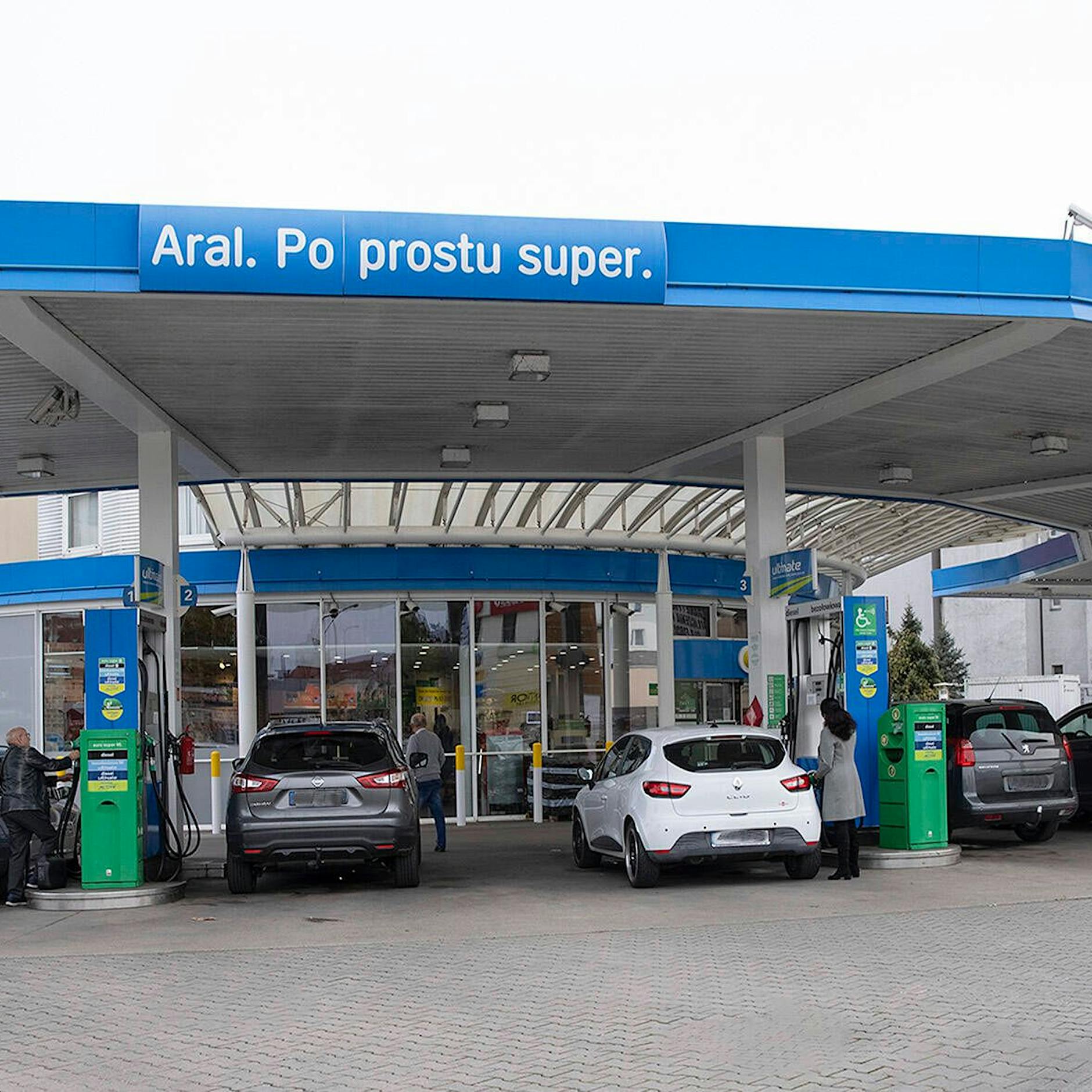 Polen senkt die Spritpreise: Der Liter Super E5 kostet ab sofort nur noch 1,127 Euro – knapp 60 Cent weniger als in Berlin