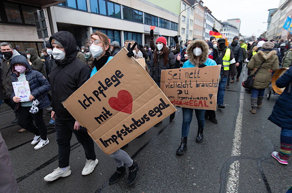 Pflegekräfte demonstrieren gegen die einrichtungsbezogene Impfpflicht.
