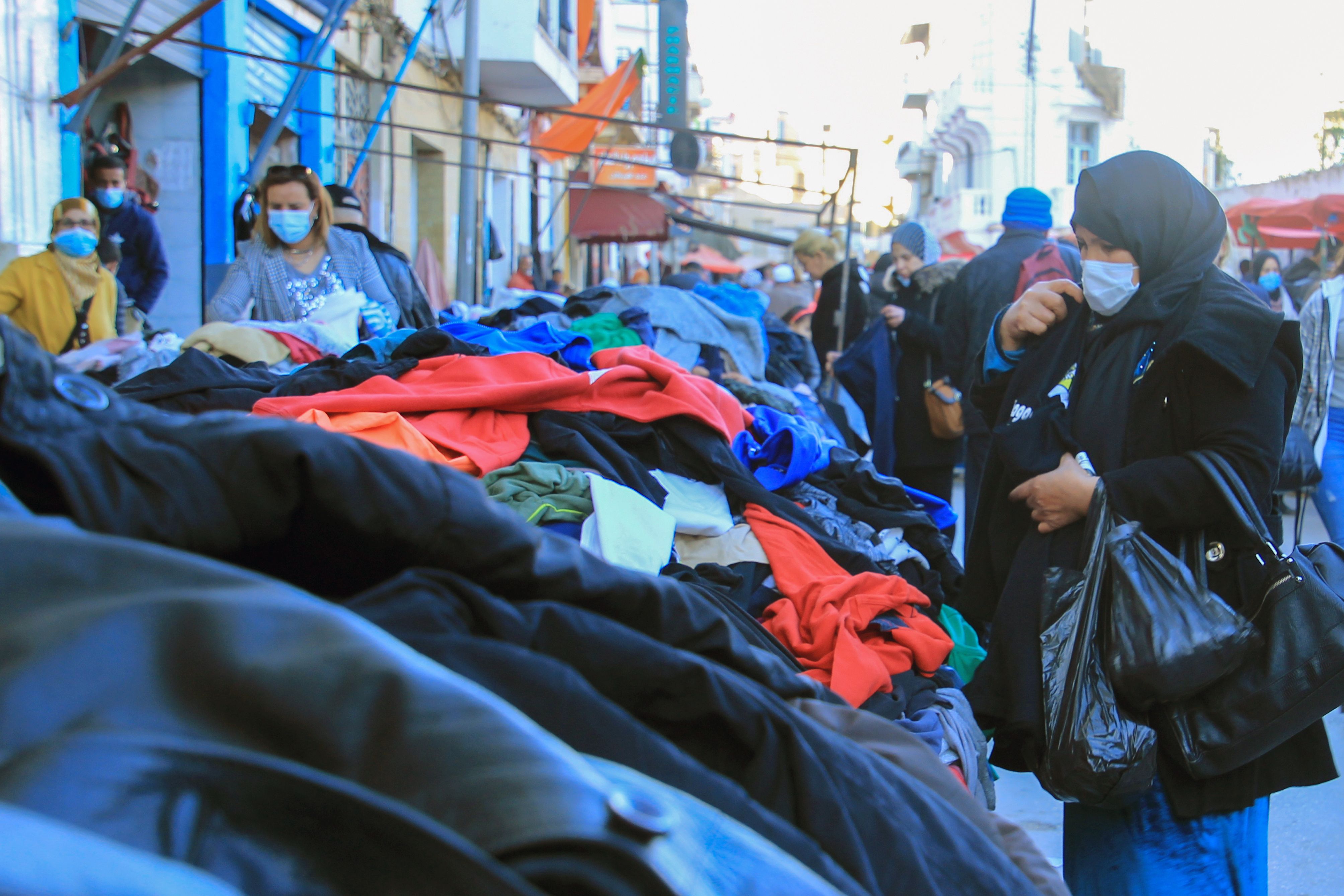 Image - Billig und schlecht: Abgelegte Kleidung aus Europa überflutet Afrika