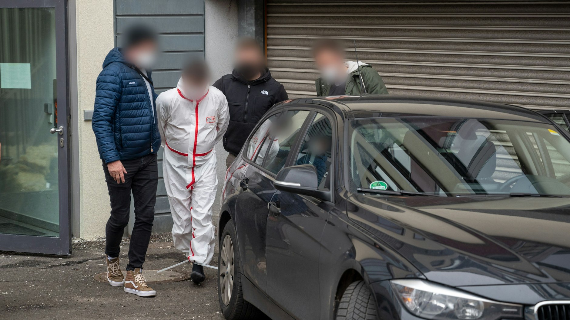 Polizisten bringen einen der Tatverdächtigen nach dem Haftprüfungstermin am Landgericht Kaiserslautern aus dem Justizgebäude.