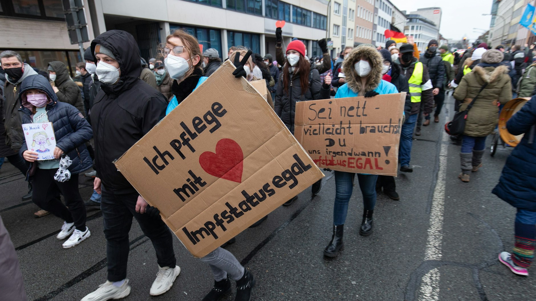 Bei Demonstrationen gegen die Impfpflicht reihte sich auch ungeimpftes Pflegepersonal ein.