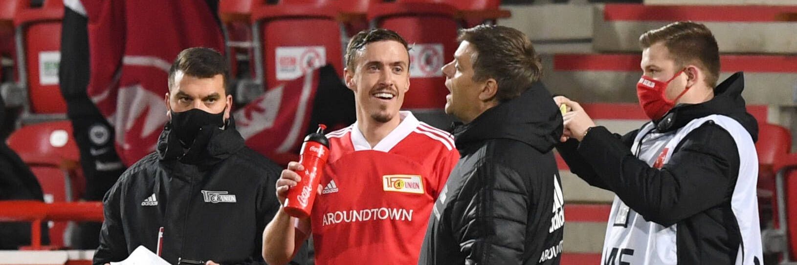 Da war die eiserne Welt noch in Ordnung: Max Kruse scherzt mit Manager Oliver Ruhnert, der nach dessen Blitz-Abschied zum VfL Wolfsburg klare Worte findet.