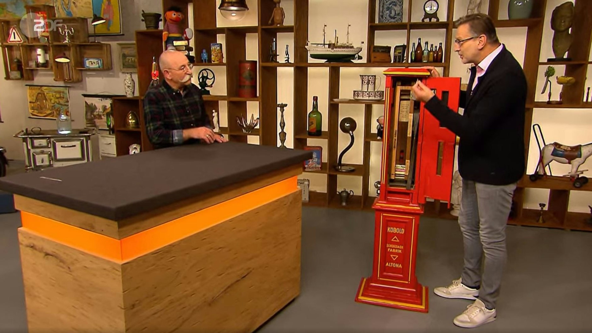„Bares für Rares“-Experte Detlev Kümmel führte Horst Lichter den Schoko-Automaten vor.