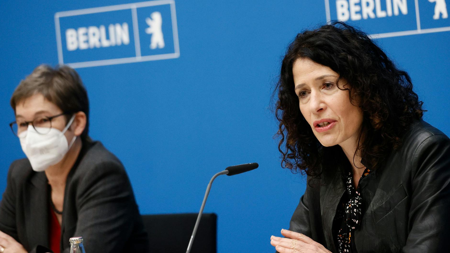 Gesundheitssenatorin Ulrike Gote (Grüne) und Verkehrssenatorin Bettina Jarasch (Grüne) bei der Pressekonferenz nach der Senatssitzung.