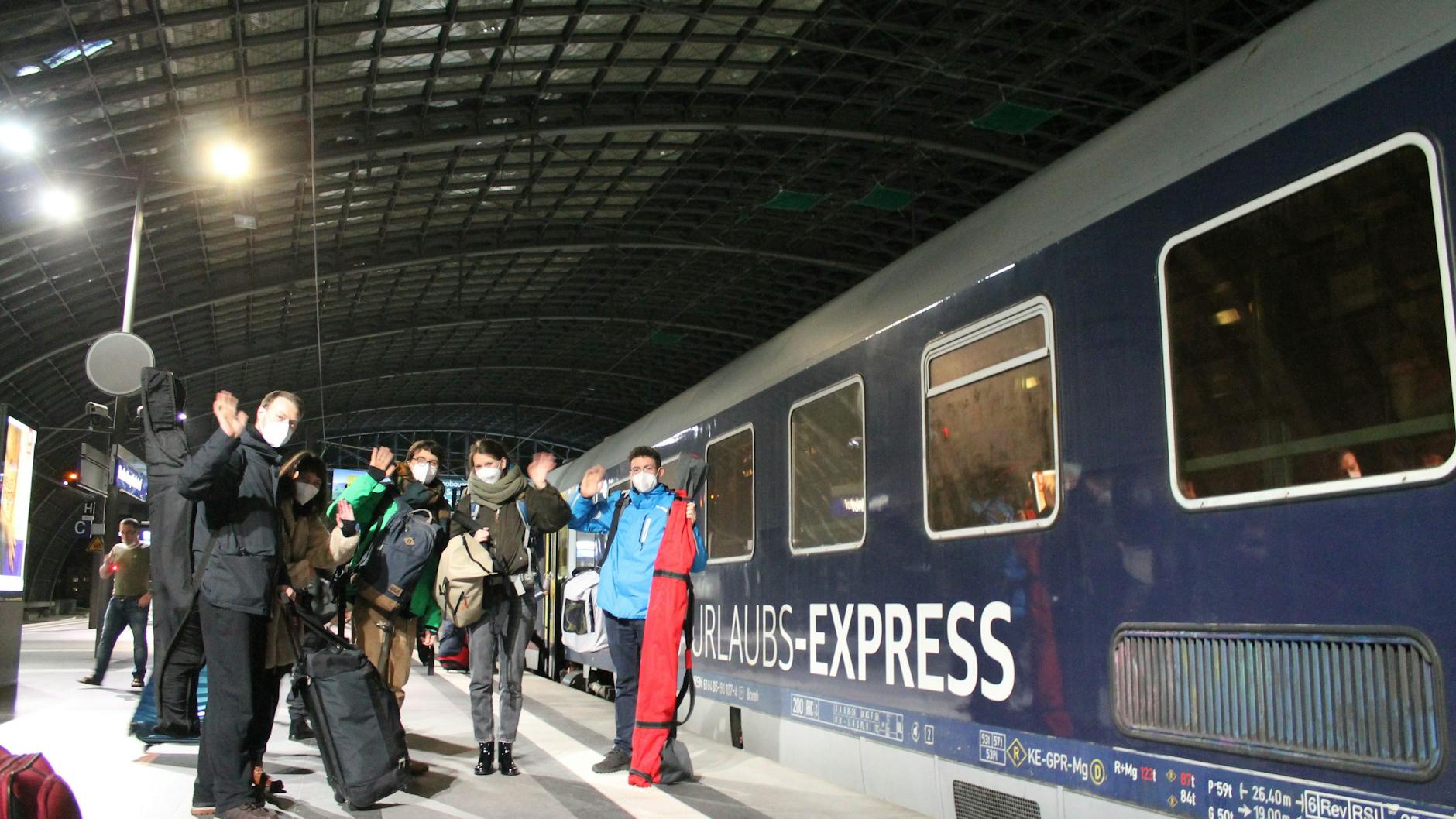 Startklar für die Reise nach St. Anton am Arlberg: Am vergangenen Freitag hält zum ersten Mal ein Urlaubsexpress des privaten Anbieters Train4you in Berlin - hier am Gleis 12 des Hauptbahnhofs.