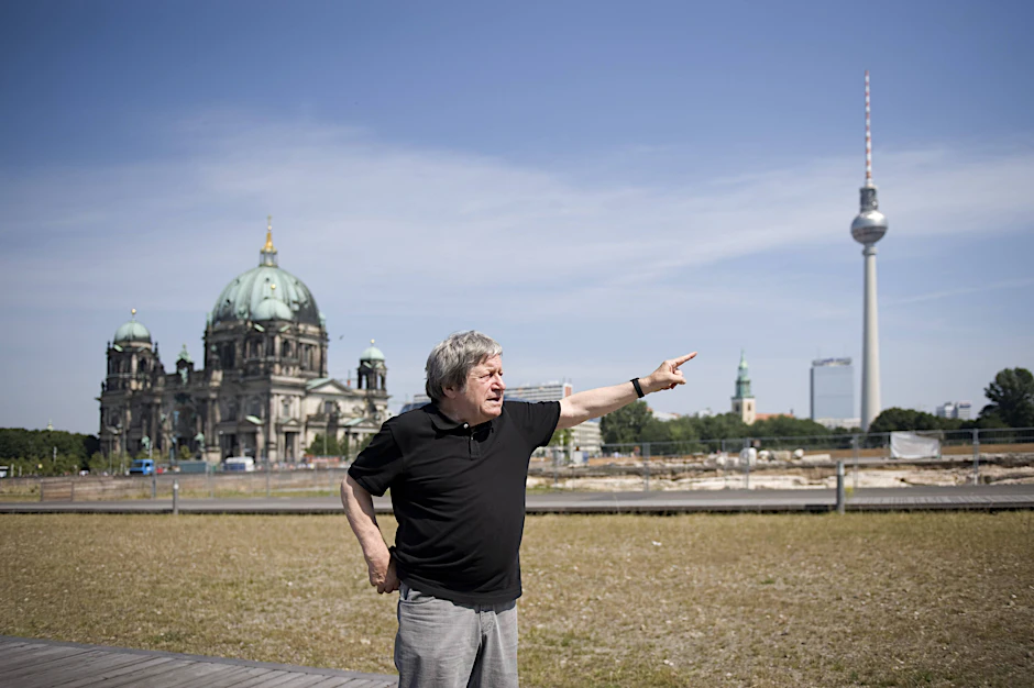 Bruno Flierl im Jahr 2009 an der Baustelle auf dem Schlossplatz in Berlin-Mitte.