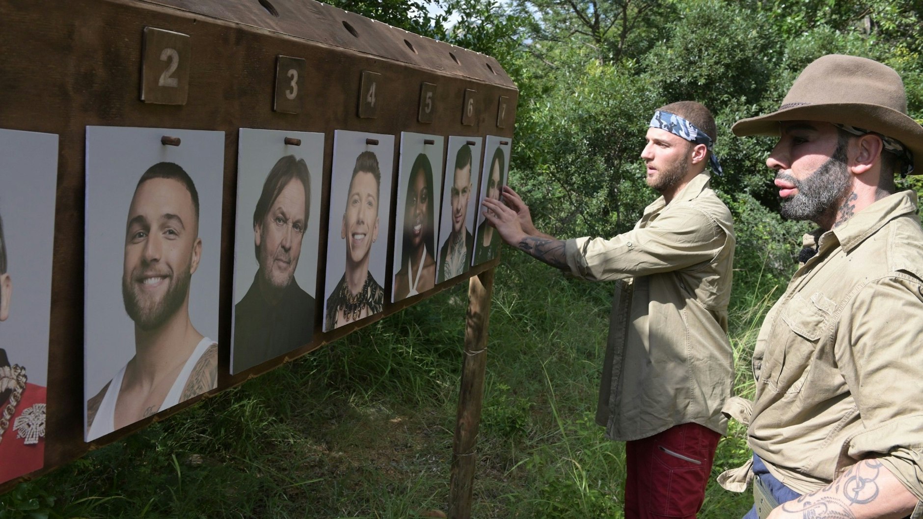Filip Pavlovic und Harald Glööckler bei der Schatzsuche.