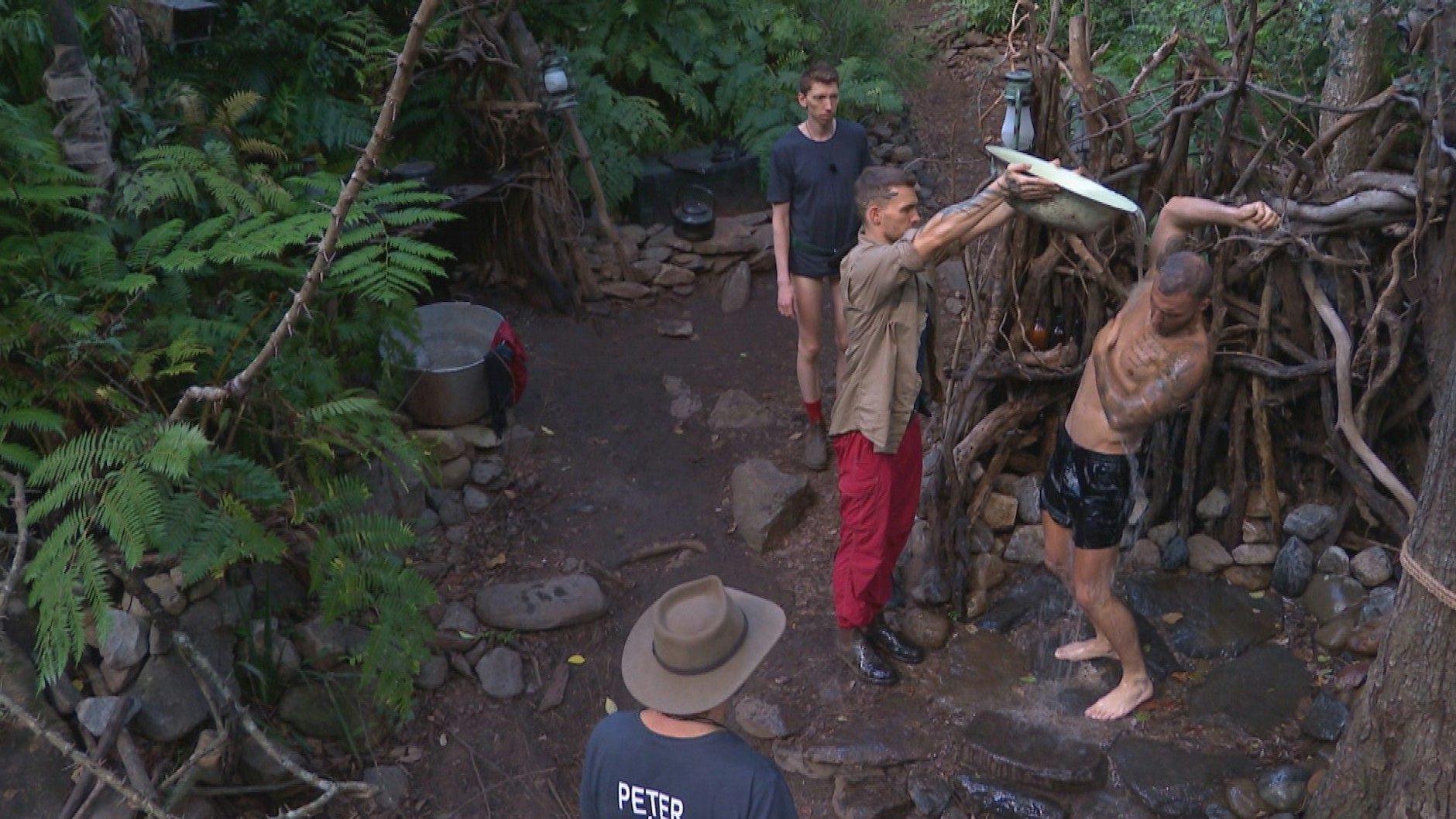 Damit Filip Pavlovic sich die Überreste seiner erfolgreichen Prüfung abwaschen konnte, spielte Eric Stehfest die Dusche.