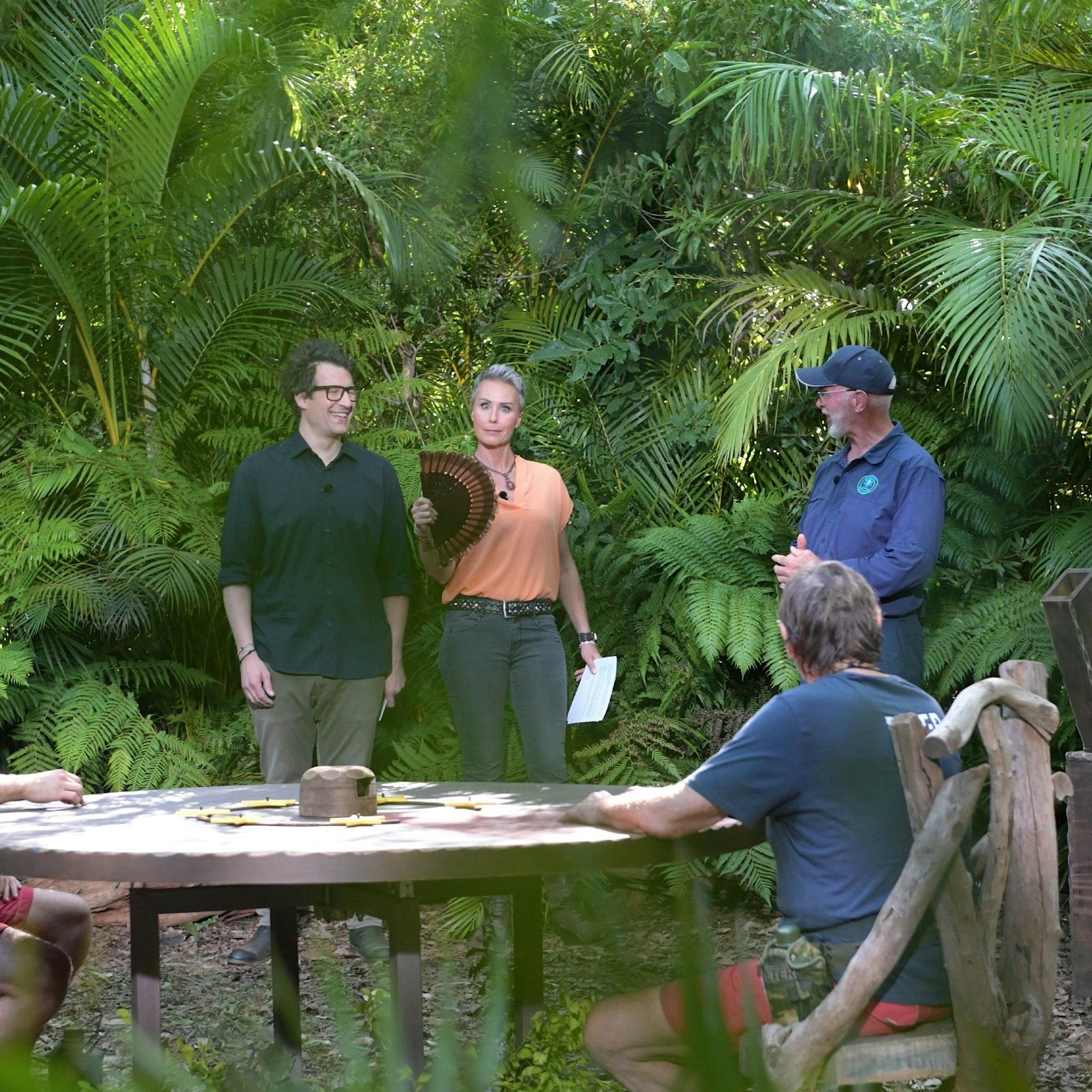 Dschungelcamp, Tag 13: Peter Althof und Filip Pavlovic schlucken Ekel-Drinks, Linda Nobat und Anouschka Renzi vertragen sich und DARUM muss wieder niemand gehen