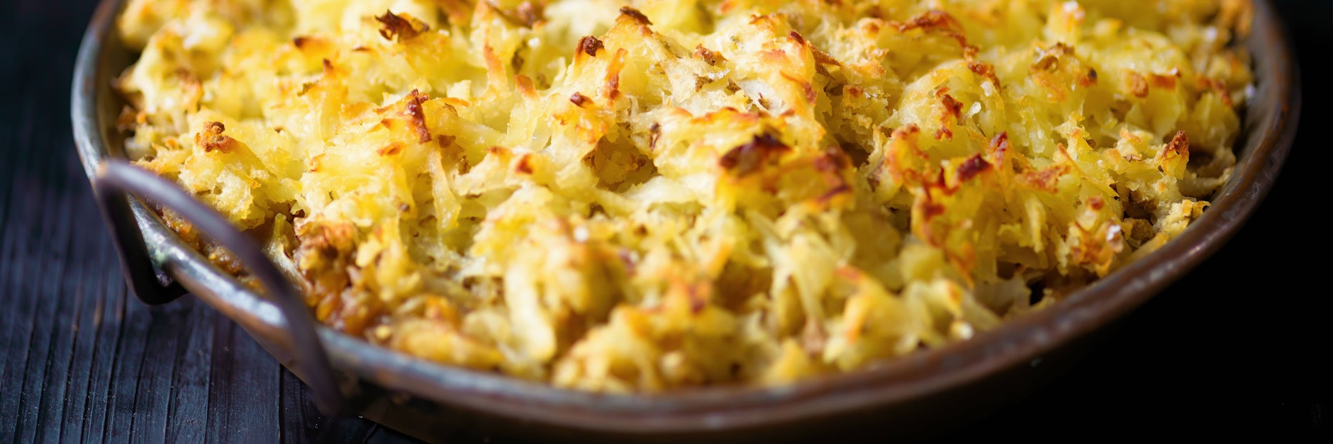 Ein Kartoffelgratin ist einfach zuzubereiten und schmeckt besonders, wenn es draußen grau und ungemütlich ist.